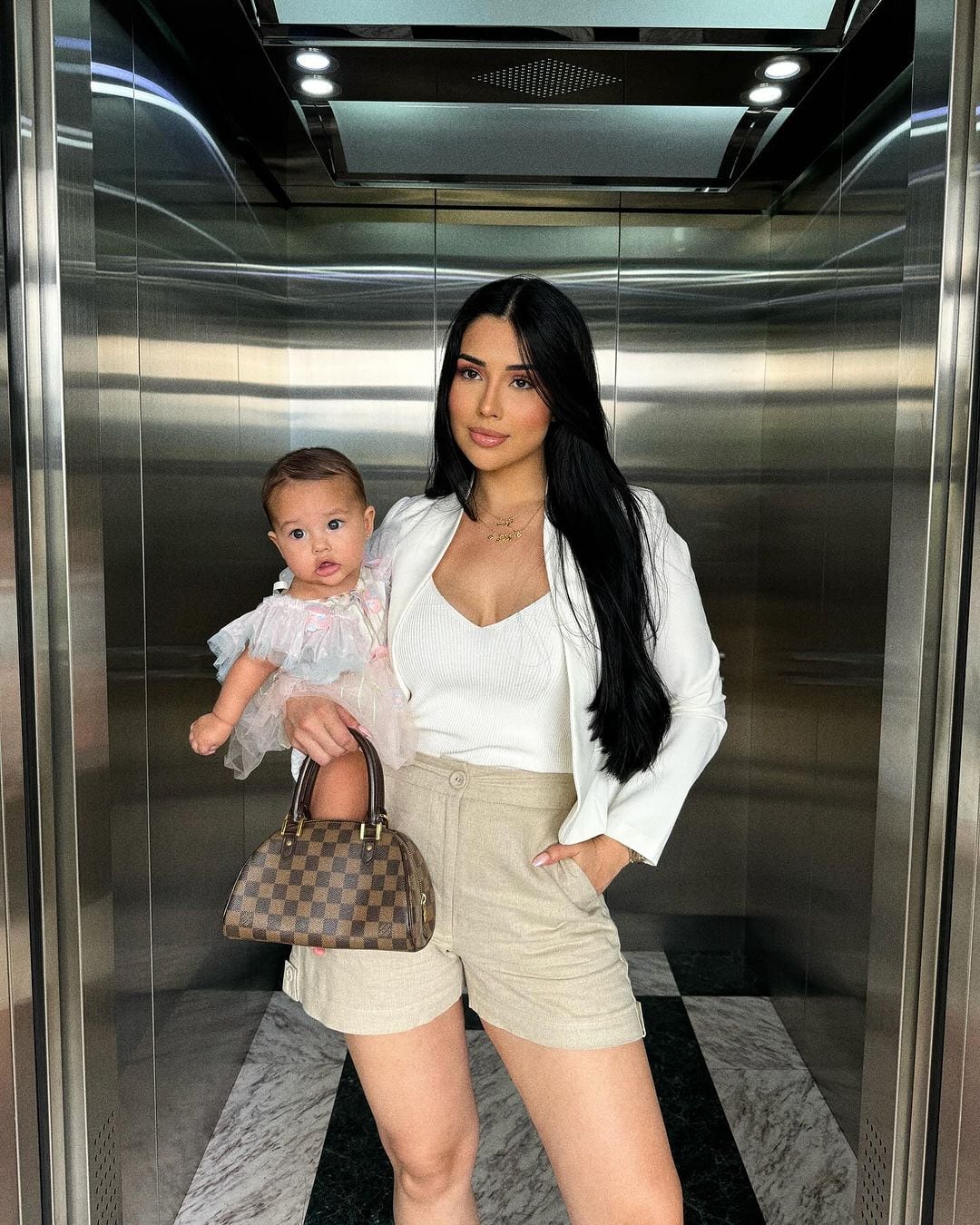 Exreina de belleza Brenda Muñoz y su hija Galilea.