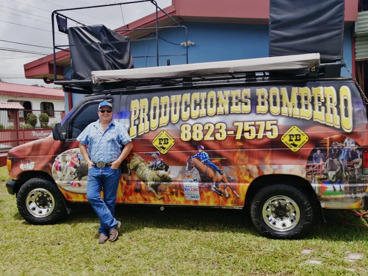 Jorge Eduardo Arias Rojas en el dueño de una camioneta Ford E250 del 2003 (4.200 centímetros cúbicos), que pasó de surfista a torera.