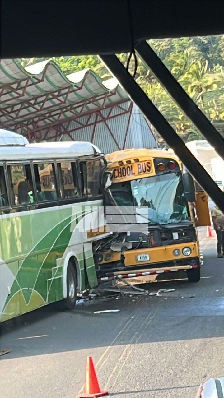 Tremendo susto ocurrió en Cuatro Esquinas de Tilarán, de Guanacaste en donde chocaron dos buses que llevan exclusivamente a estudiantes. Foto: ANI