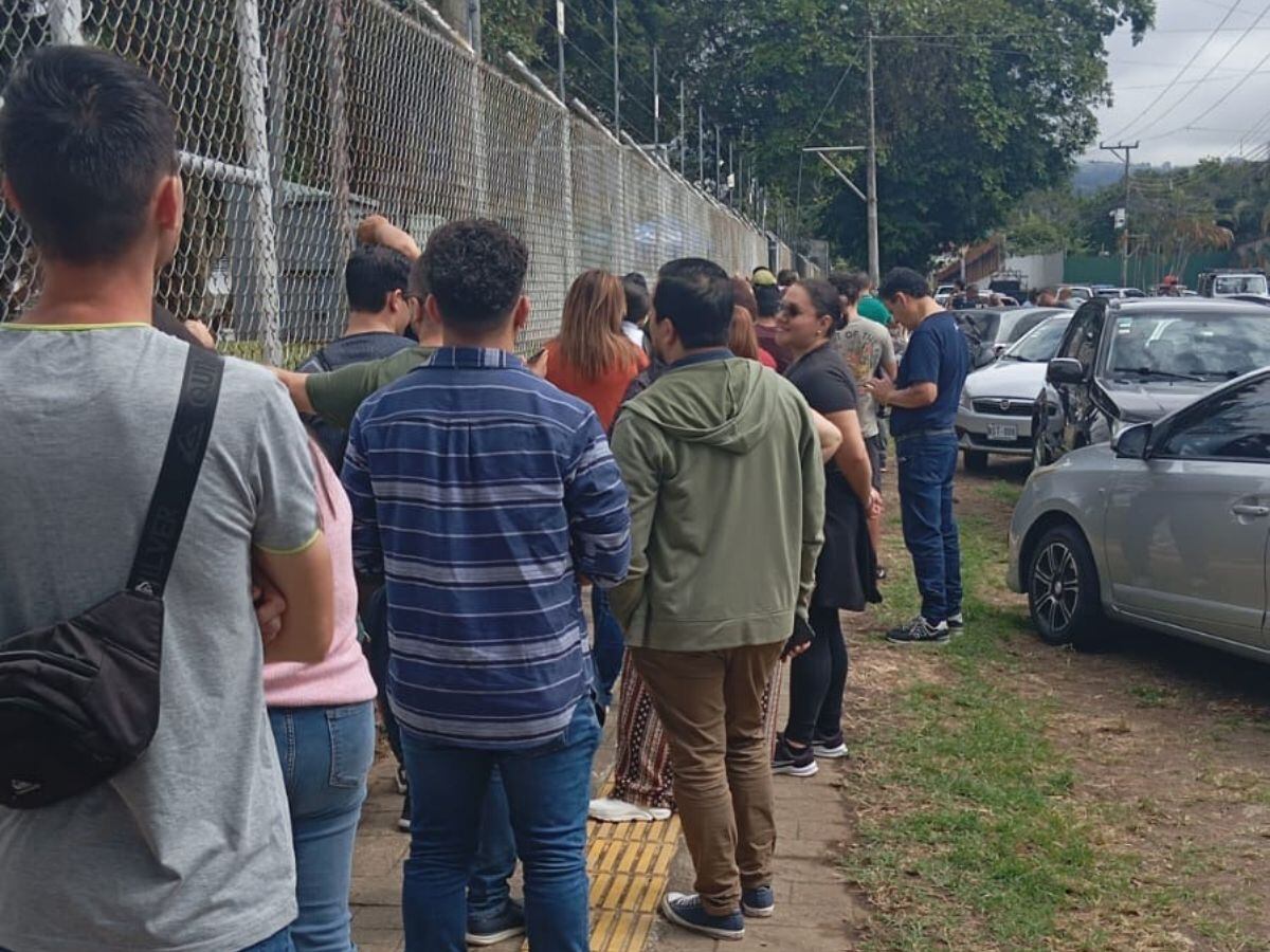 Marco logró capturar la cantidad de gente que esperaba en fila para ponerse la vacuna en la sede de Inciensa en Tres Ríos. Foto: Cortesía.