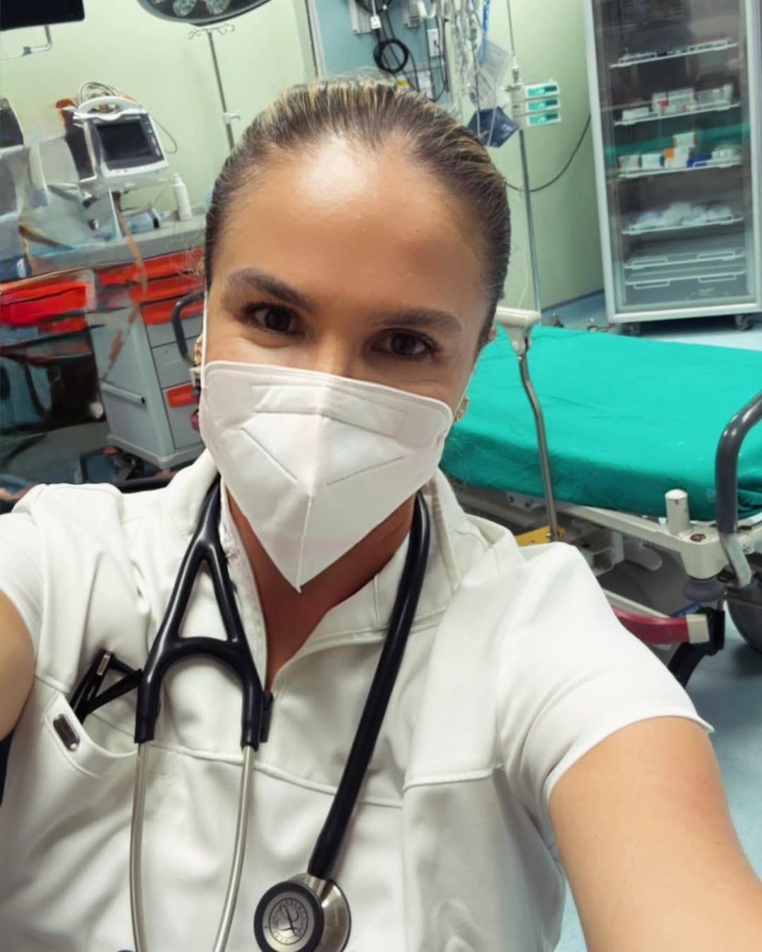 La exmodelo y presentadora de televisión, Guiselle López, ya anda para arriba y para abajo en los pasillos de algunos hospitales públicos del país.