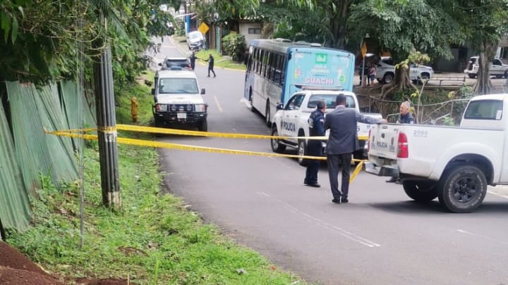 Un muchacho de aproximadamente 18 años está en manos de las autoridades luego de estar atrincherado en una casa en la que en apariencia atacó de muerte a su abuelito, un adulto mayor en barrio España en Santa Ana, San José. Foto: Cortesía para La Teja