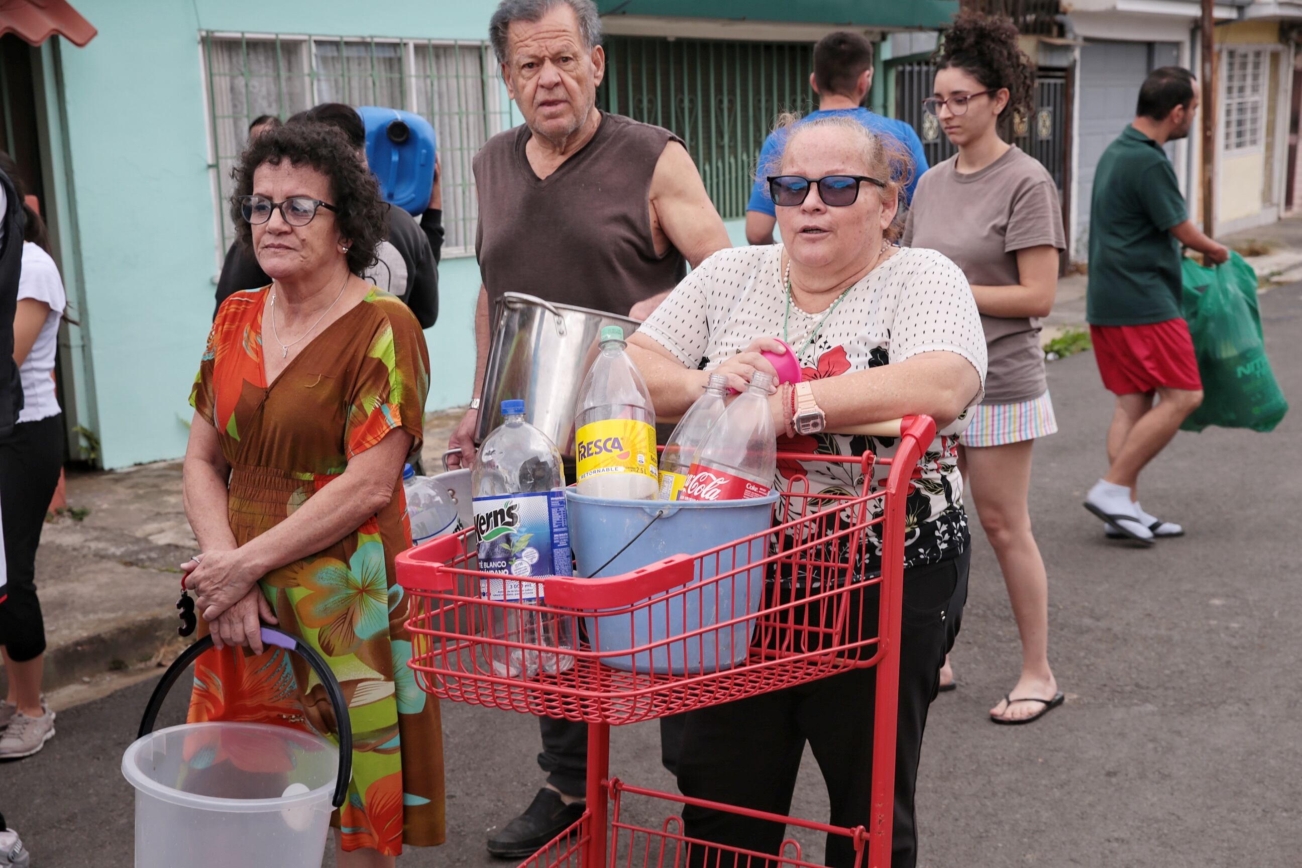 26/01/2024/ Contaminación del agua en Tibás, Moravia Guadalupe afecta a vecinos y comercio, funcionarios del A&A suministran agua en Calle Blancos / foto John Durán