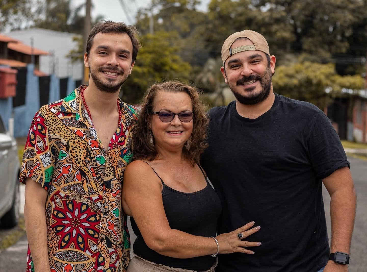 Rosibel Gómez tenía 31 años cuando recibió la noticia que le cambió la vida. Su hijo menor tenía apenas 40 días de nacido. Casi tres décadas después, es sobreviviente y voluntaria de FUNDESO. En la foto con sus hijos Sebastián (izquierda) y Andrés.