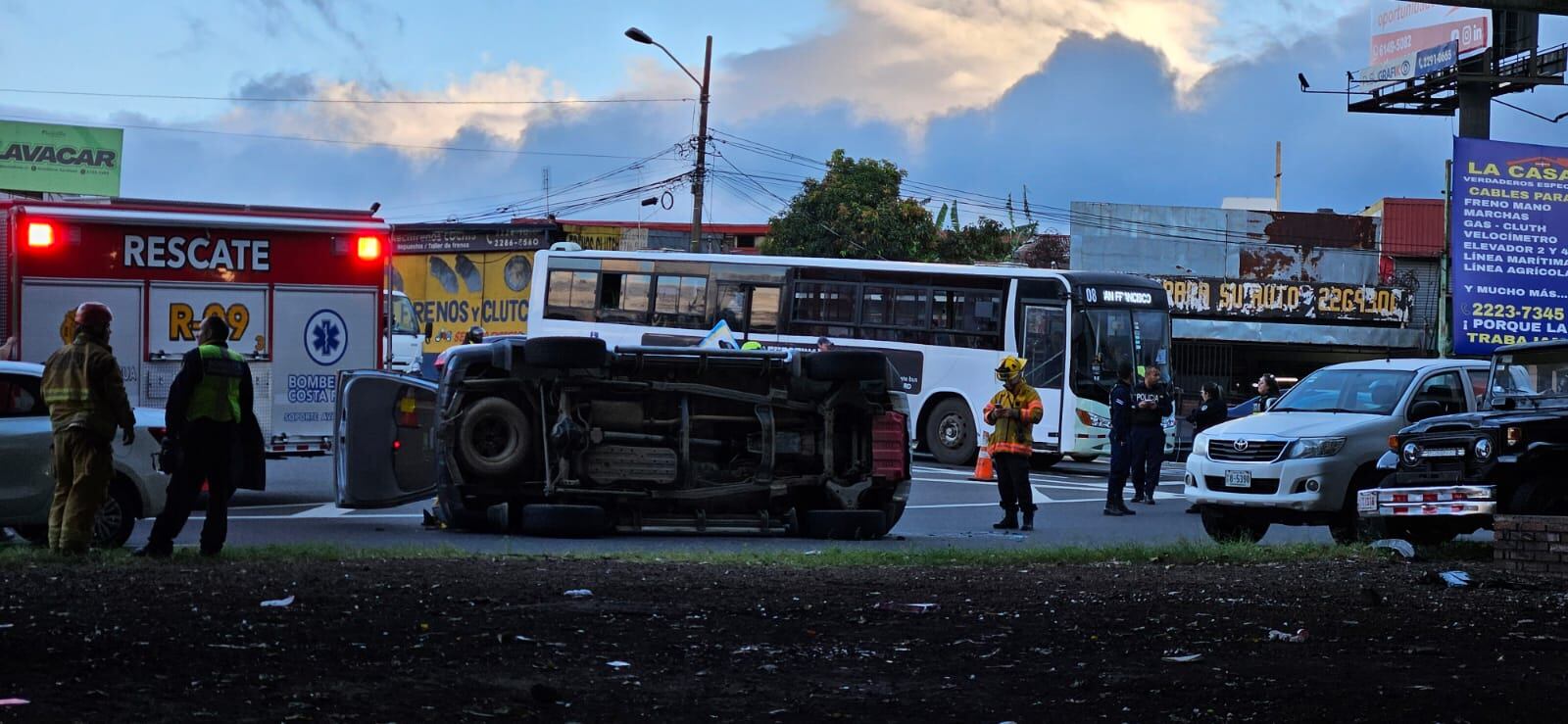 Dos personas resultaron heridos al chocar dos carros y volcarse uno.