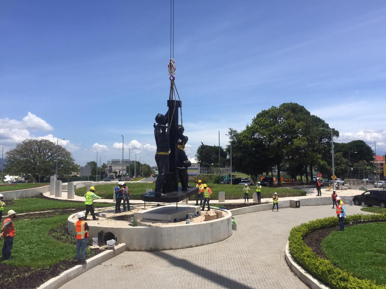 Después de 8 meses de restauración el Monumento a las Garantías Sociales volvió a la rotonda de Zapote este martes 27 de abril.