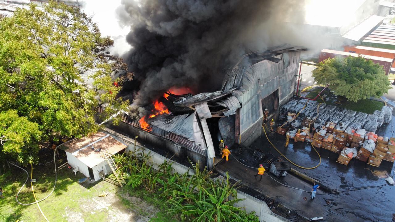 Entre la brigada de la fábrica y los Bomberos se impidió que las llamas pasaran de la bodega a las instalacione cercanas. Se quemaron más de 1200 metros cuadrados. Foto: Cortesía Gabriel García.