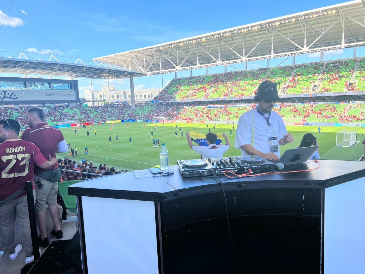 El DJ hizo de las suyas para animar el ambiente.