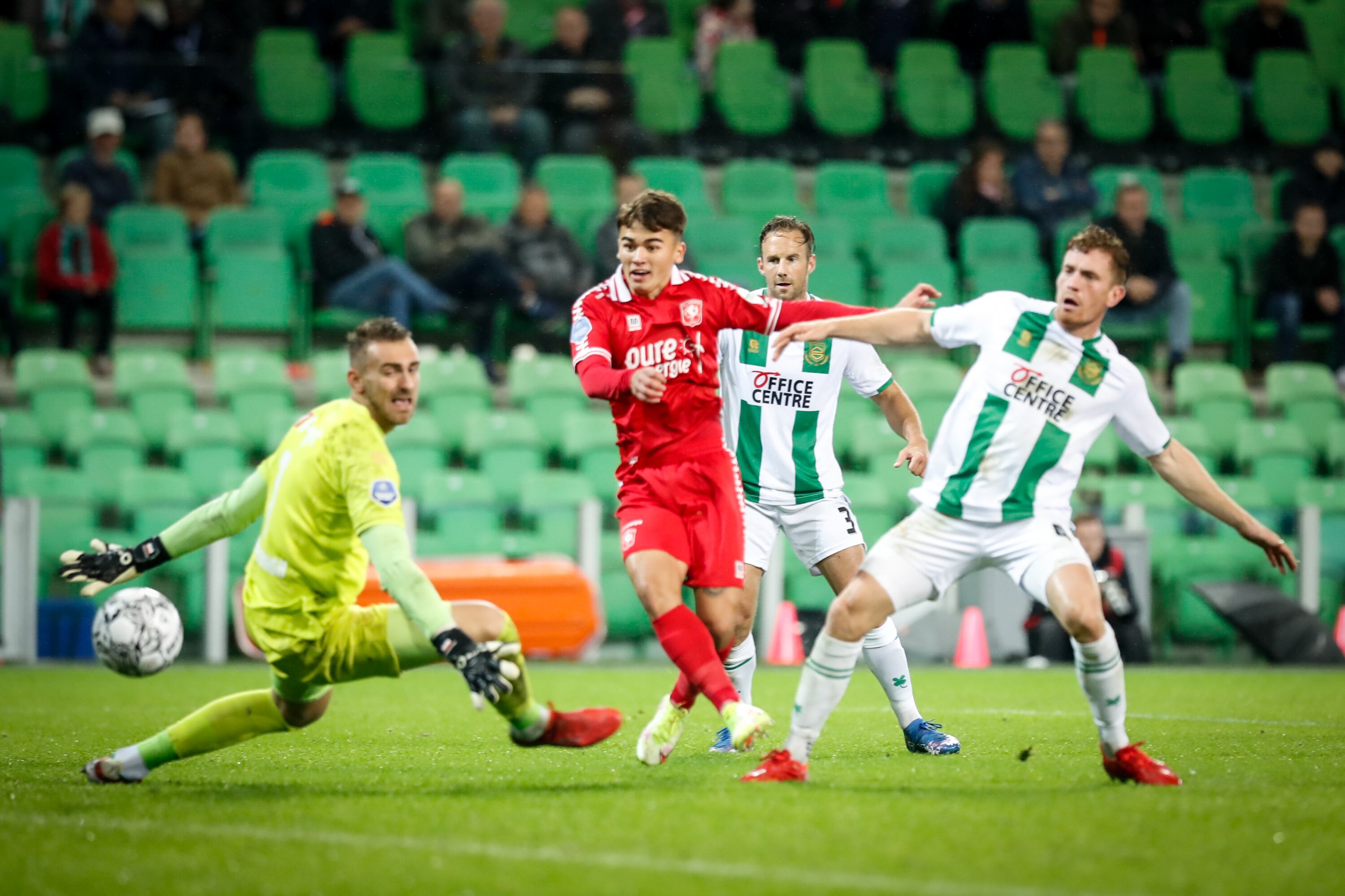 Manfred Ugalde anotó su primer gol con el Twente de Holanda. Twitter.