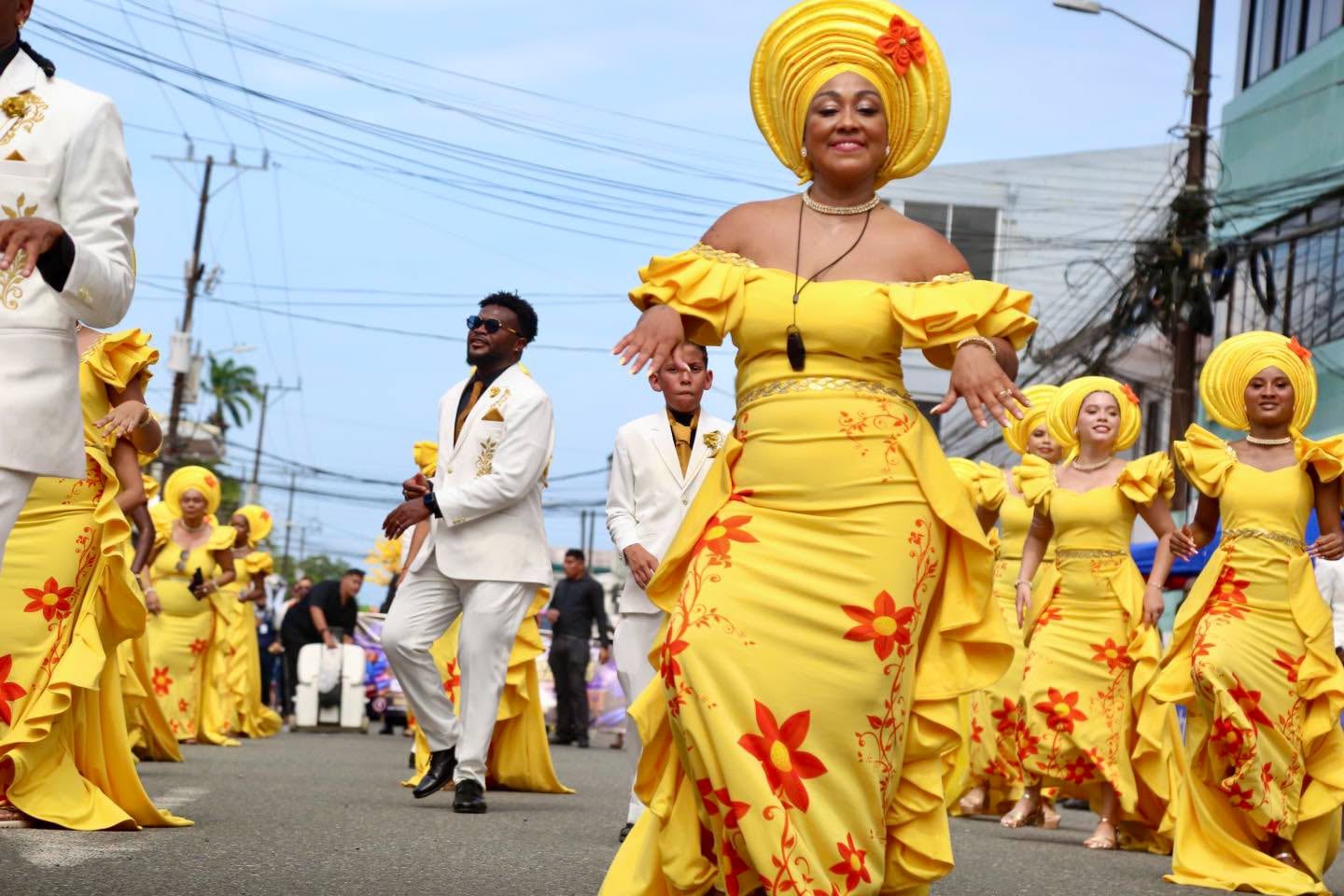 alegría explotó en color, música, baile, tradición y orgullo afrodescendiente durante el desfile Gran Gala Parade que fue parte de la edición XXVIII del Festival de la Cultura Negra "Back to Our Roots" (Volviendo a Nuestra Raíces) 2026.