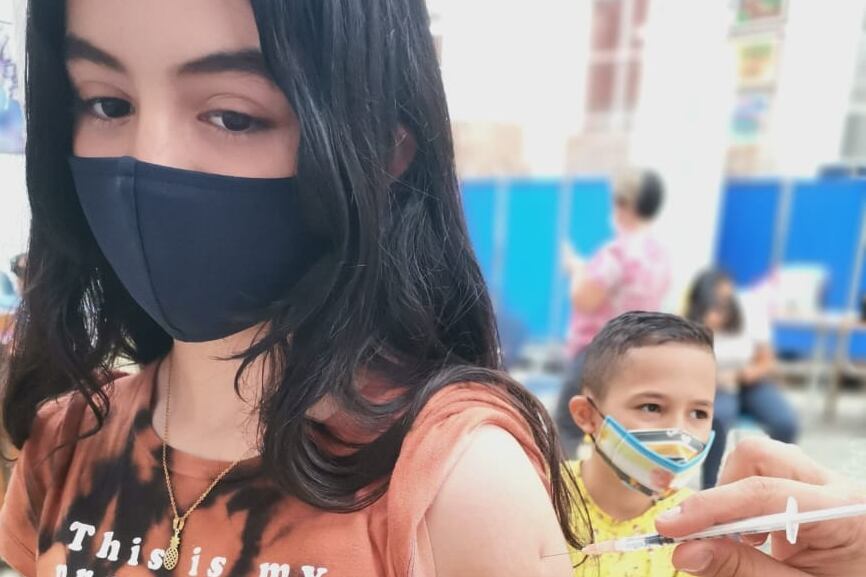 Kristhel Araya Tardensilla pasó la mañana de su cumpleaños, este 25 de octubre, en un puro corre y corre, para poderse regalar la vacuna contra el covid-19, la cual se puso antitos del medio día en el Hospital de Niños