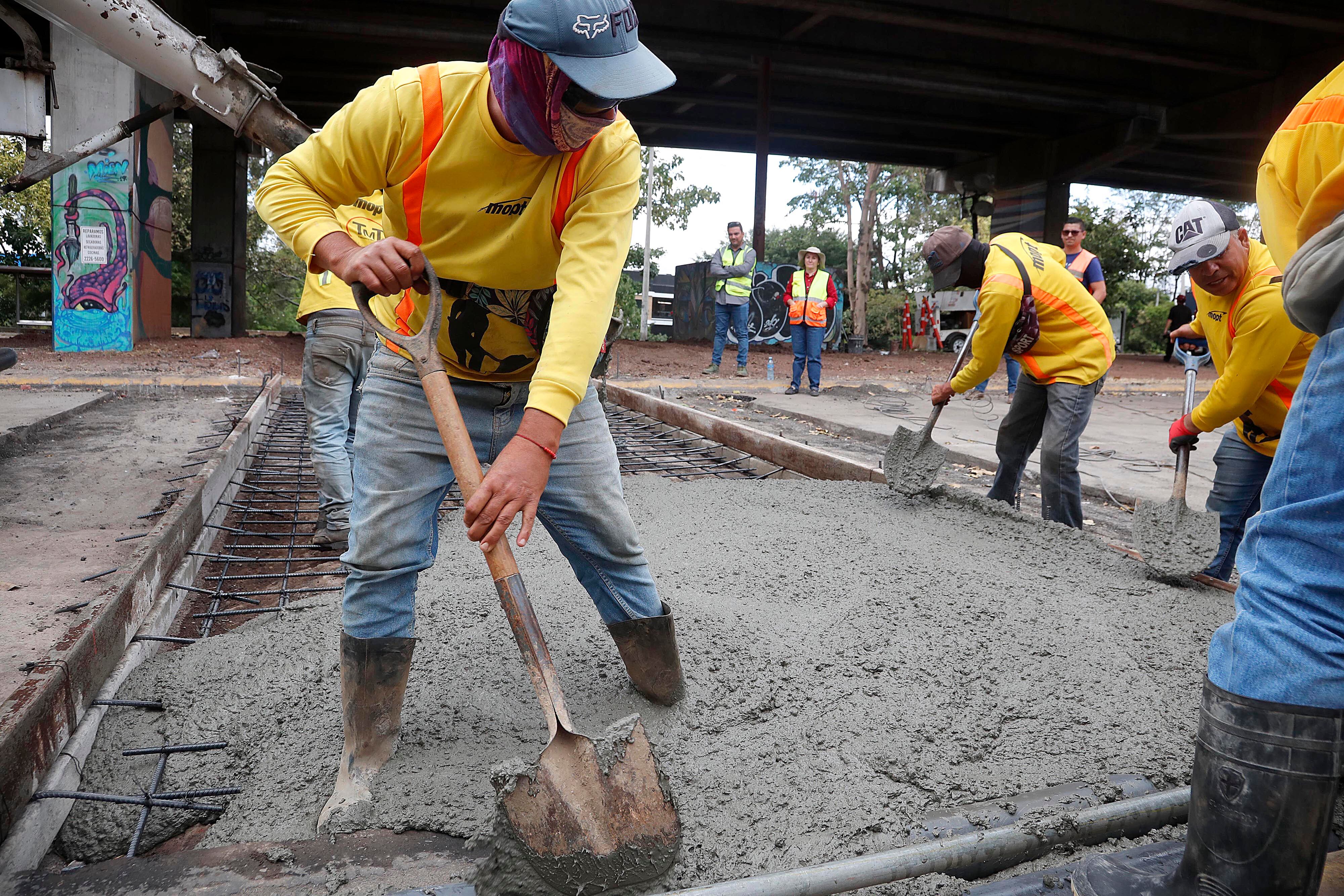 29/09/2023 Parque de La Paz. Una cuadrilla del Ministerio de Obras Públicas y Transportes (MOPT) trabajaba este lunes por la tarde en la construcción de un paso peatonal, 50 metros al sur de la rotonda, como alternativa para los transeúntes que se quedaron sin el puente peatonal, que estaba a unos 150 metros y que debió ser removido luego tras desplomarse.