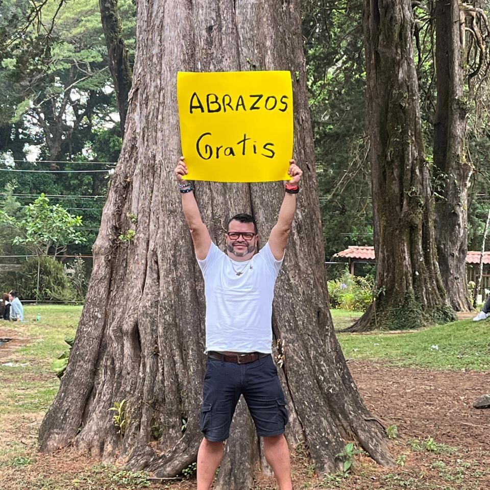 En medio de la pandemia, con el corazón hecho pedazos por un divorcio que no vio venir y viviendo de nuevo en la casa de su mamá, Omar Hernández Vargas, un alajuelense de 56 años, sintió lo que muchos callan: la depresión