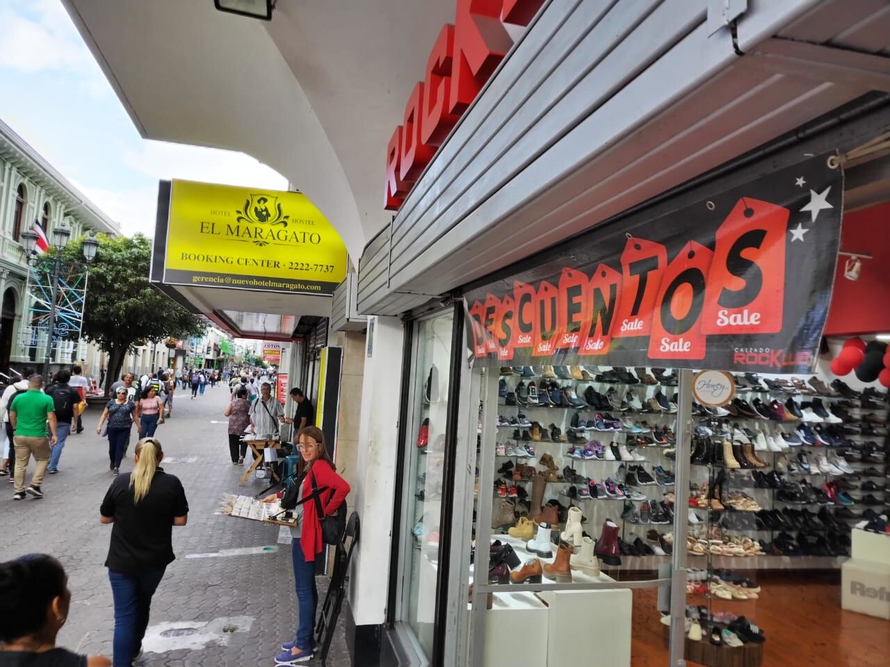 La Teja se tiró a la calle para verificar que los negocios cumplan con sus clientes en este Viernes Negro.