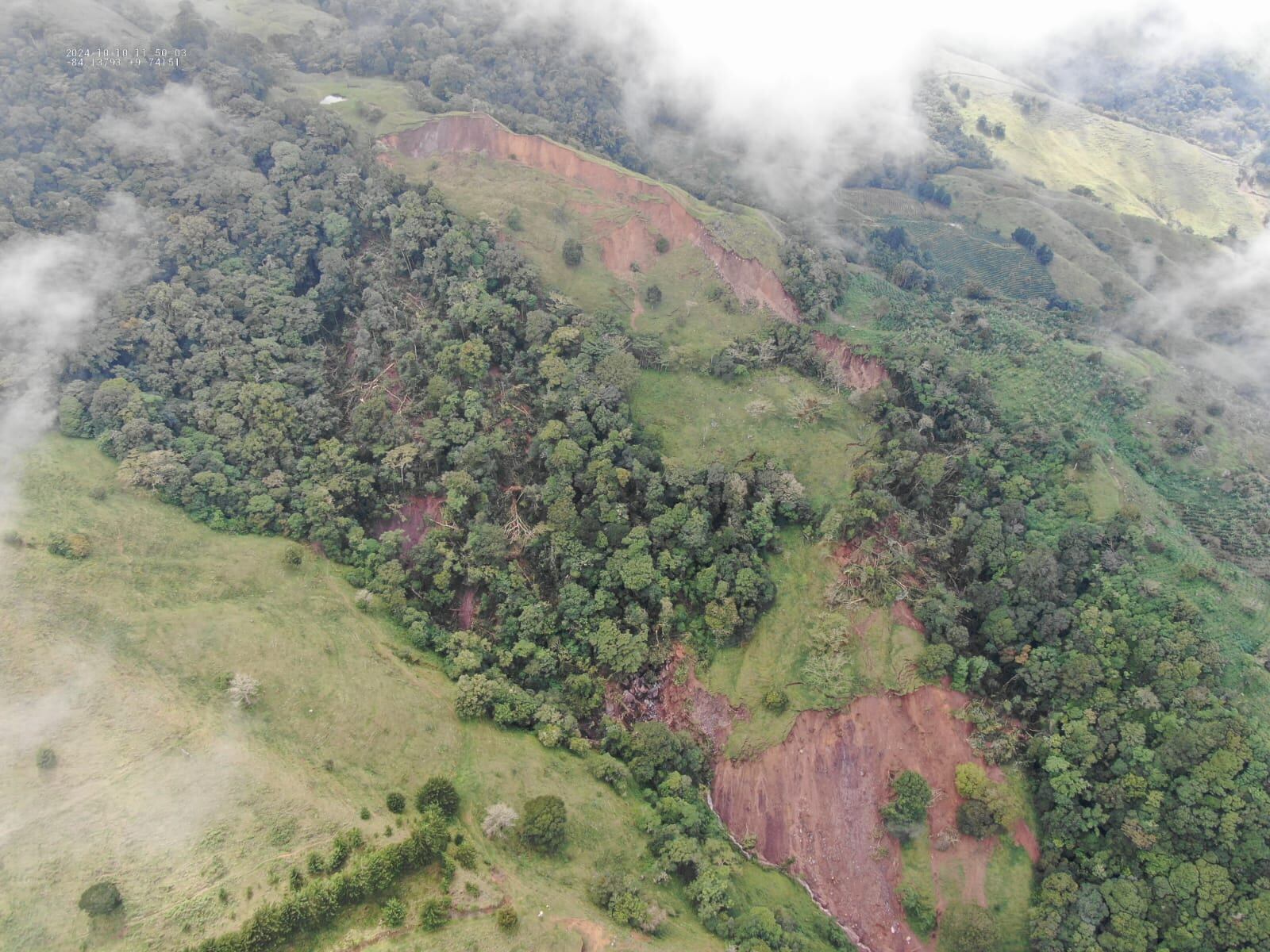 Enorme deslizamiento en Ojo de agua en la Legua de los Naranjos en Aserrí, San José. Foto: CNE