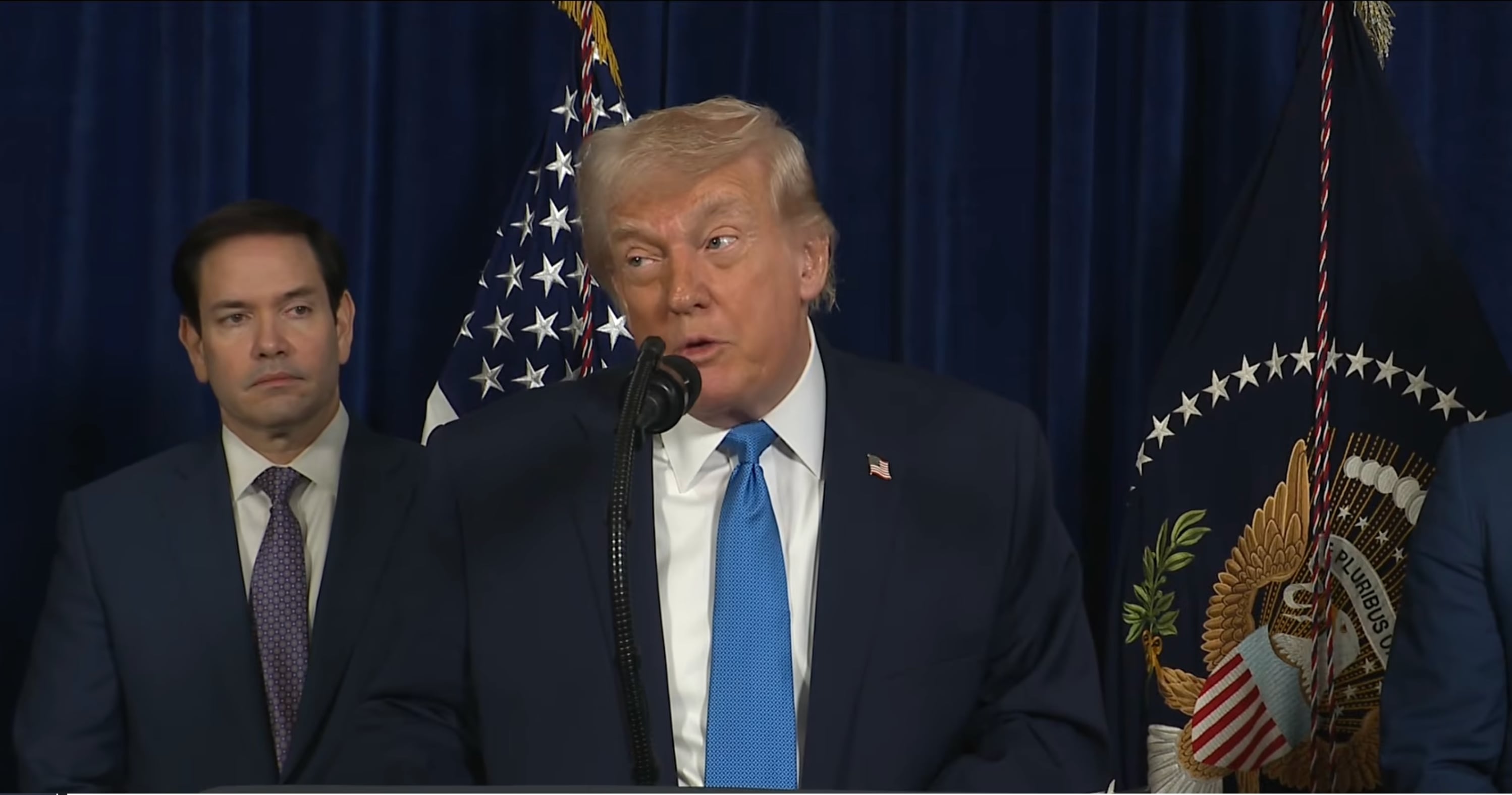 El presidente de Estados Unidos, Donald Trump, en una conferencia de prensa este 3 de enero en la que advirtió que su país está listo para ejecutar una segunda ofensiva militar contra Venezuela si la situación lo amerita. Aparece con él, Marco Rubio, Secretario de Estado de los Estados Unidos. Fotografía: