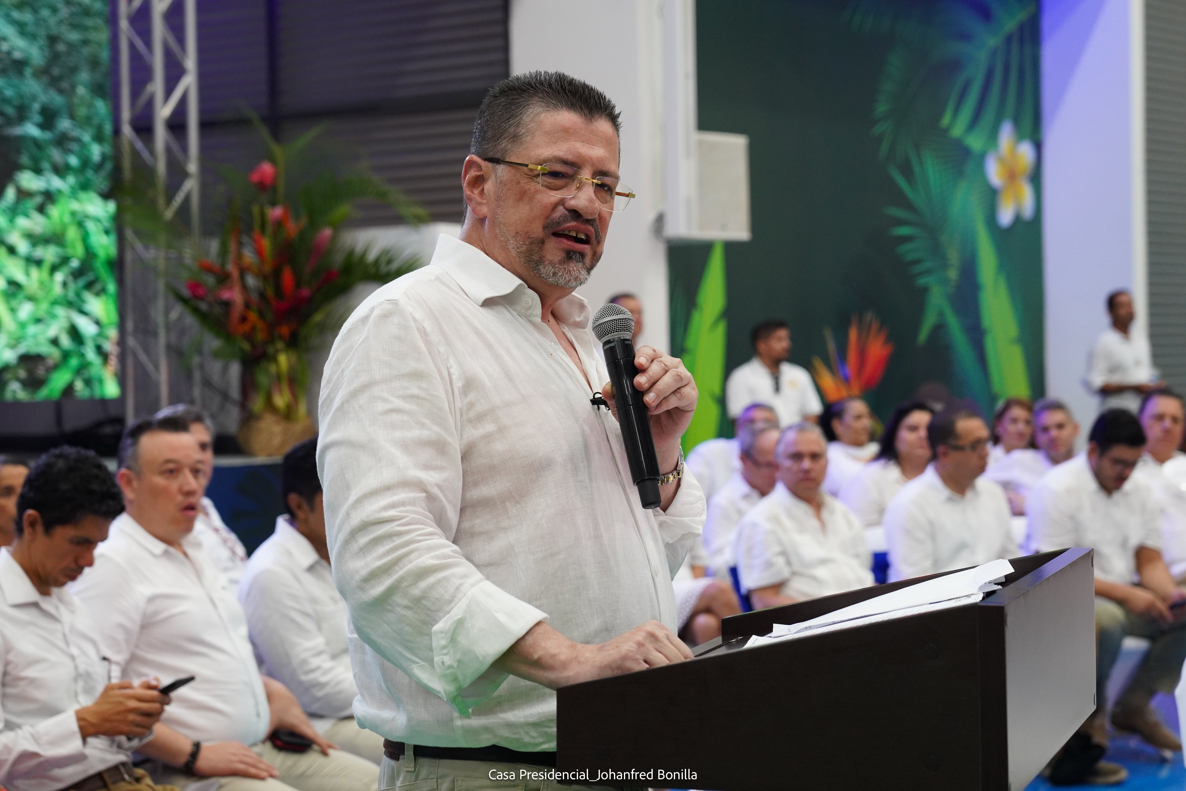 El mandatario Rodrigo Chaves, dirigió una serie de cuestionamientos a la Asamblea Legislativa, durante su discurso en el Consejo de Gobierno ampliado que se realizó en Limón. Foto: Presidencia