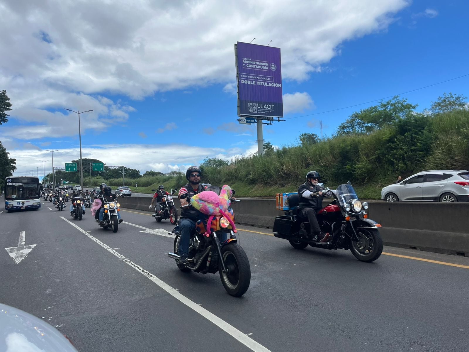 El evento anual llamado “Costa Rica Toy Run” organizado por la Asociación Costarricense de Motoclubes en colaboración con Ruta 27 by Globalvia, ha sido una tradición que une a motociclistas y comunidades para brindar un día inolvidable a los niños en situación de vulnerabilidad.