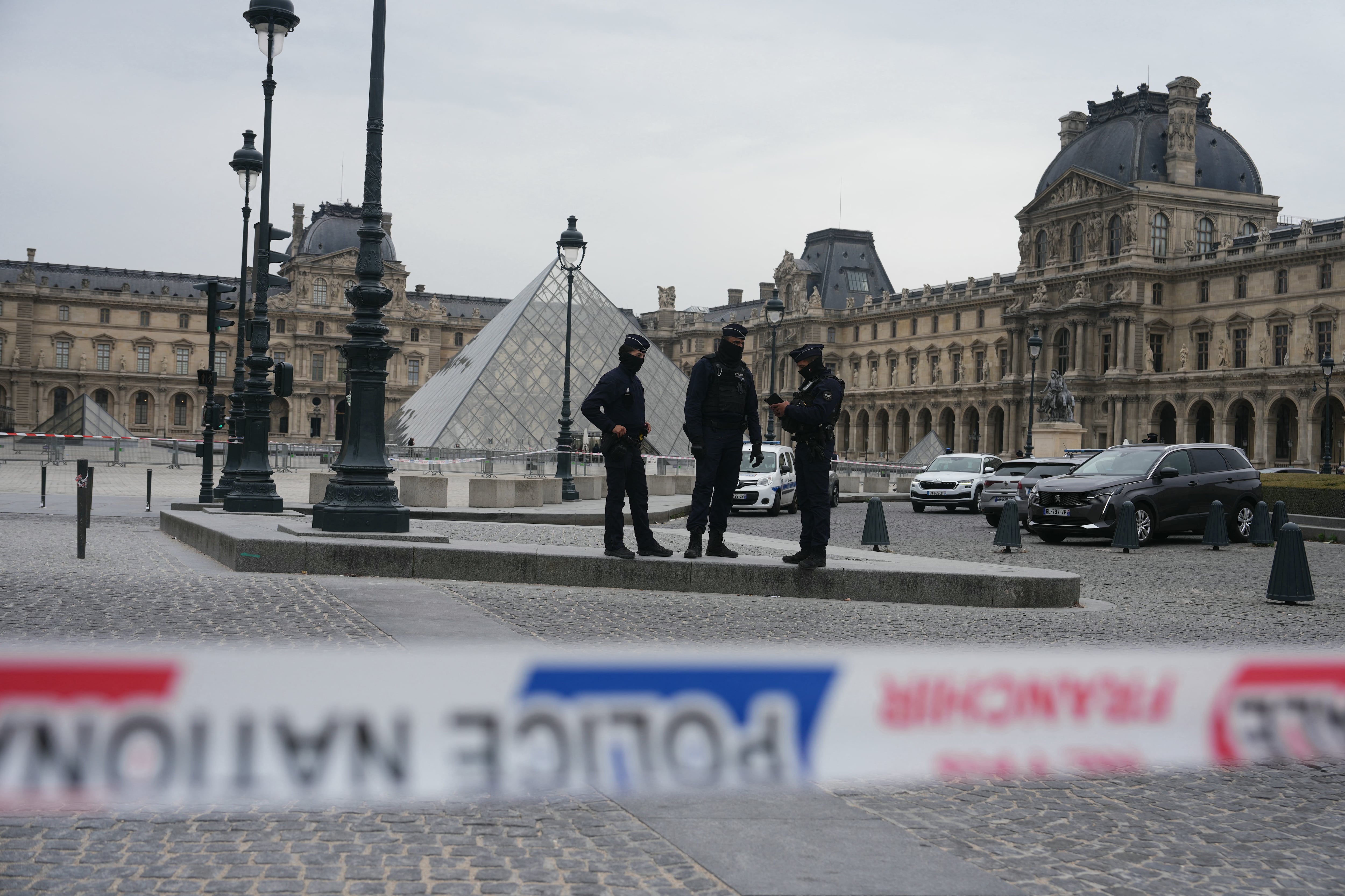 Agentes de la policía francesa frente al Museo del Louvre tras el robo, con la Pirámide del Louvre diseñada por Ieoh Ming Pei al fondo, en París, el 19 de octubre anterior. Fotografía: