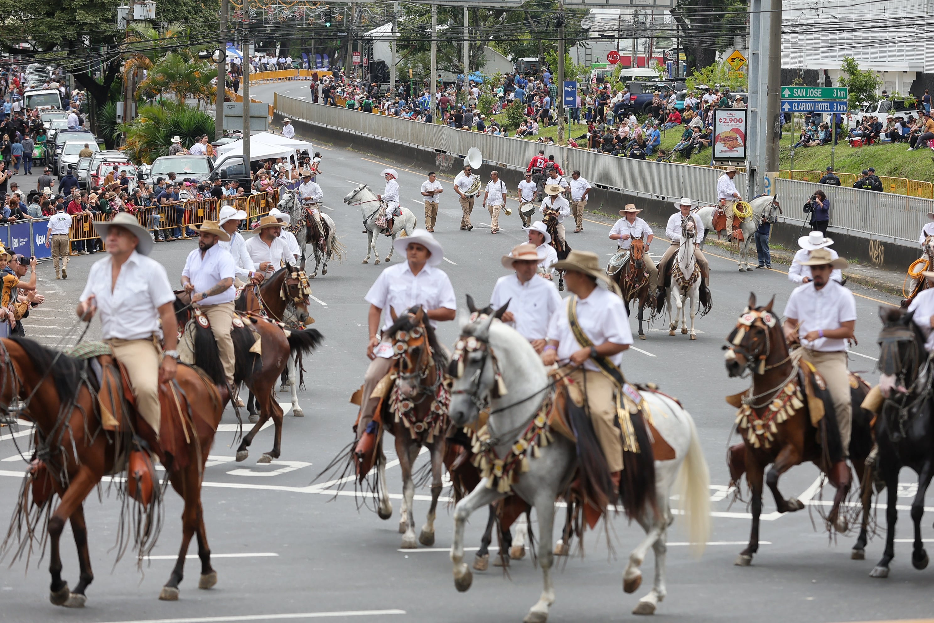 imágenes de caballistas, caballos y público en el Tope Nacional 2024 en Montes de Oca.