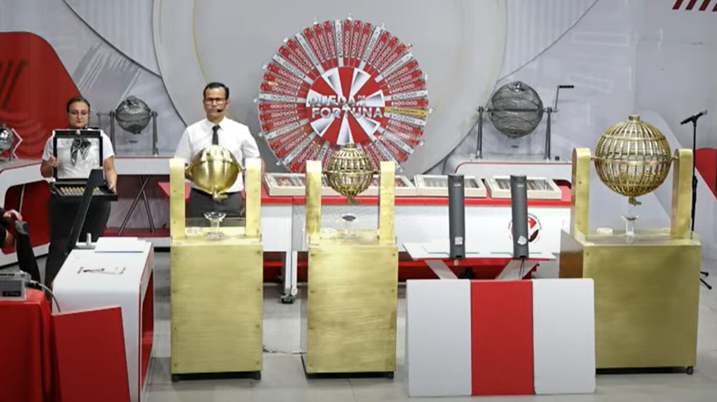 Un estudio de televisión con las tres tómbolas de donde se eligen número, serie y premio ganador de los chances.