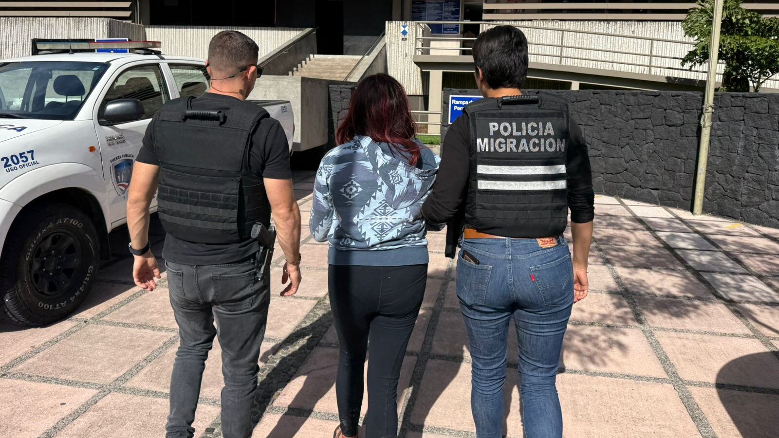 Una mujer de apellidos Vargas Marín, de 31 años, fue detenida por la Policía de Migración por causar la peor pesadilla a una de sus primas en San José. Foto: Migración