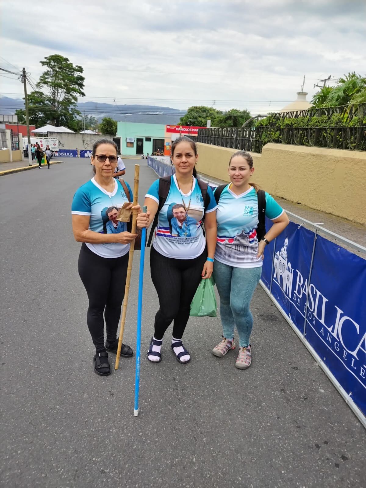 María Teresa y Yorleny Mena Arias, peregrinaron a Cartago junto a una amiga, Andrea Corrales Menéndez, por el milagro que La Negrita les hizo al hermano Alexánder Mena Arias.