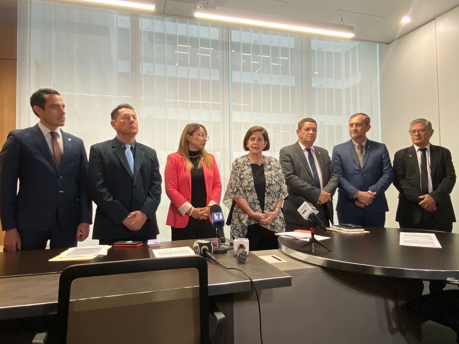 Siete de los nueve diputados de Gobierno dieron una conferencia de prensa en la que reafirmaron su permanencia en el Partido Progreso Social, pese a que la agrupación política les expulsó. Foto: Lucía Astorga