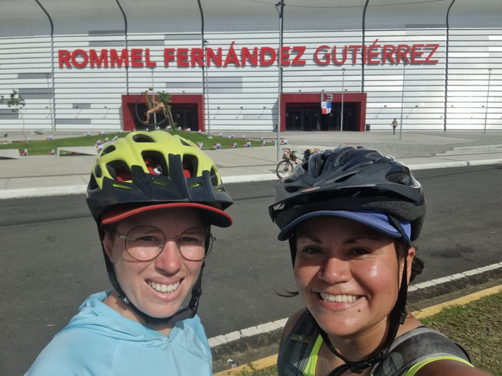 Melissa Cambronero y Carolina Rosales, de 33 y 34 años respectivamente, son dos guapileñas que, junto a su perrita Chiky, viajan en bicicleta de Guápiles a la Patagonia, salieron en agosto del 2024