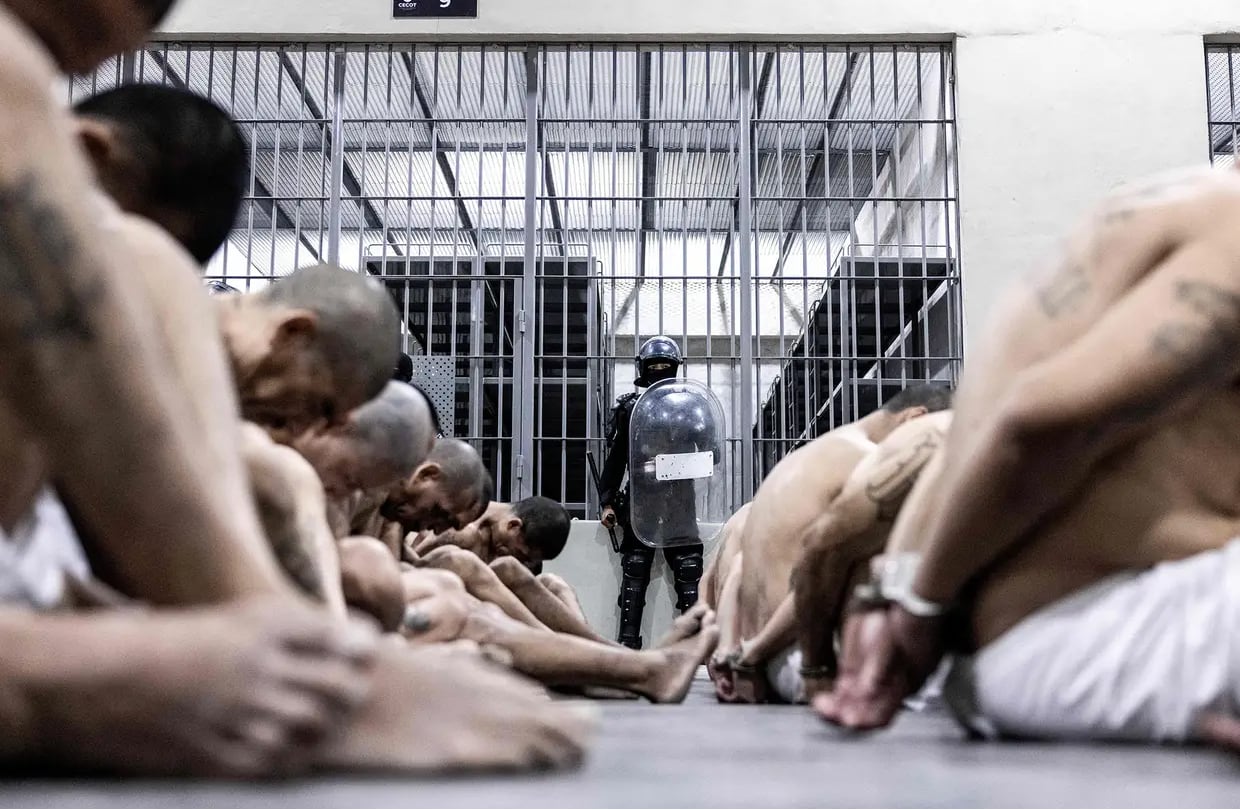En la megacárcel salvadoreña, los reos tienen la posibilidad de ejercitarse una vez al día. Salen de sus celdas en grupos pequeños y bajo máxima vigilancia. Foto: La Nación de Argentina