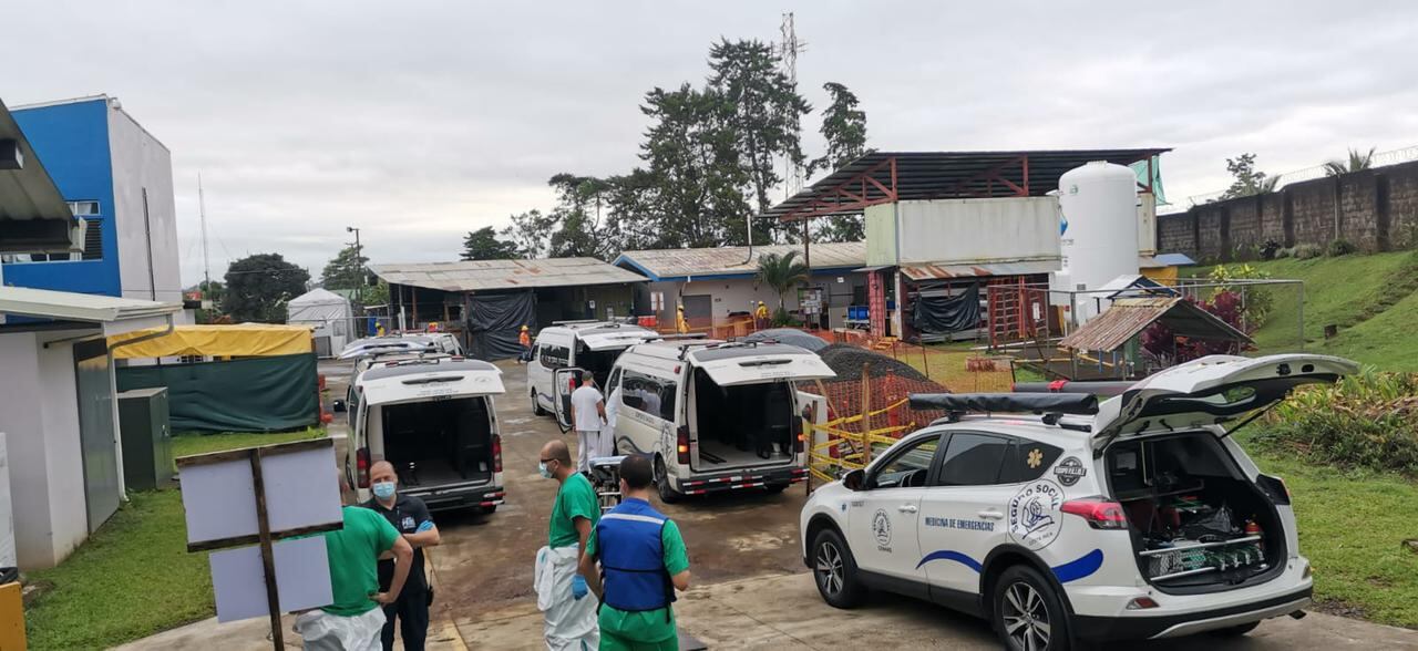 La Caja Costarricense de Seguro Social (CCSS), por segunda vez en esta semana, realiza un megatraslado por covid-19, en este caso 14 pacientes que se encontraban internados en el hospital San Carlos que  está saturado por el virus, este 12 agosto 2021