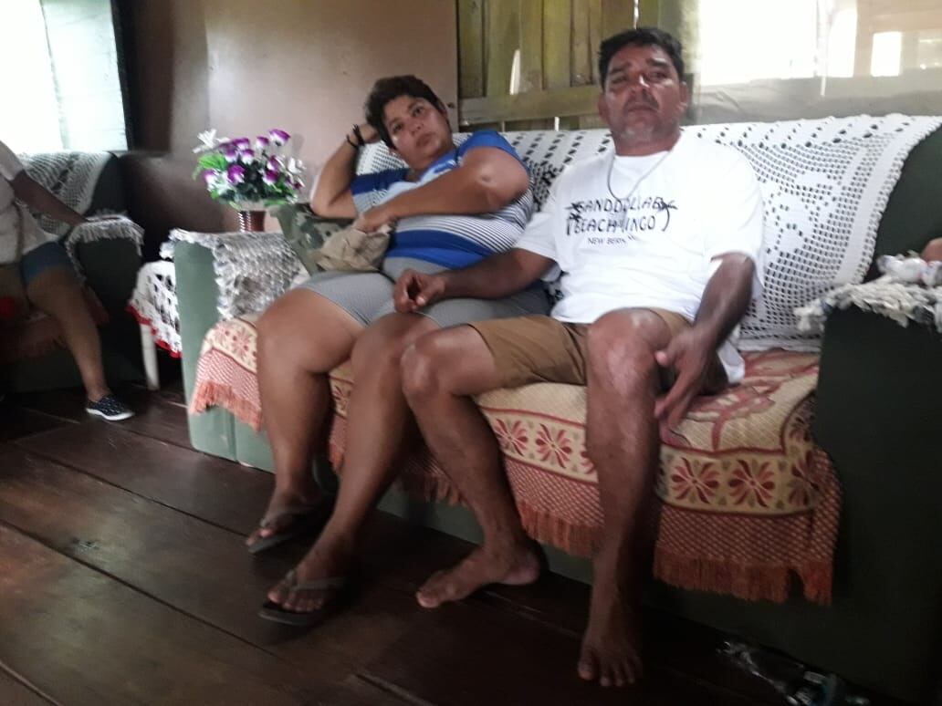 Pescadores pasaron aferrados a panga por tres días. Foto Alfonso Quesada.