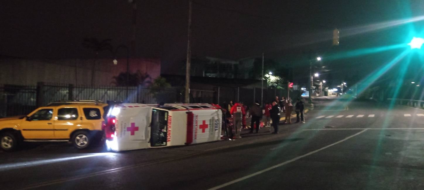 Choque involucra a ambulancia frente a la Clínica de Coronado, en San José. Foto: Coronadeños