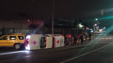 Paciente sufre doble emergencia tras choque y vuelco de ambulancia que lo llevaba a un centro médico