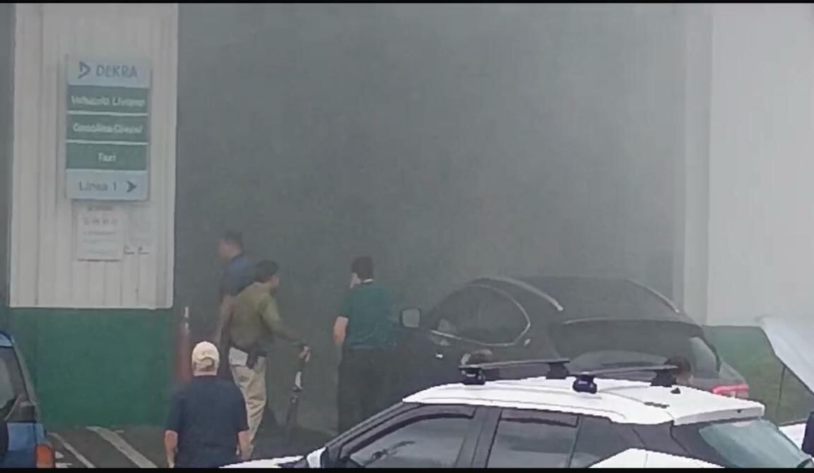 Un carro que estaba en revisión técnica provocó una emergencia en Dekra