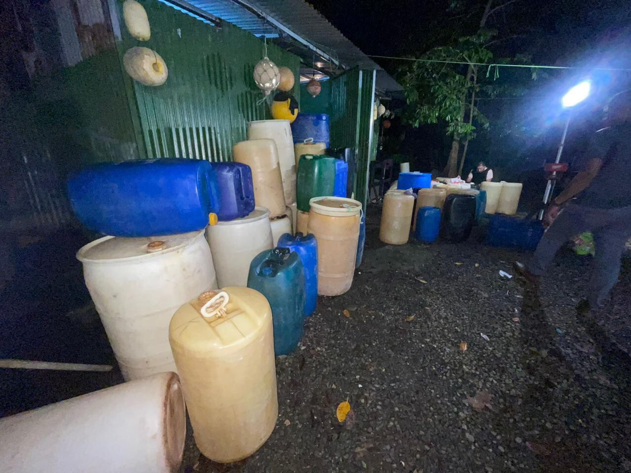 Detienen a 11 sospechosos de robar combustible en Moín.