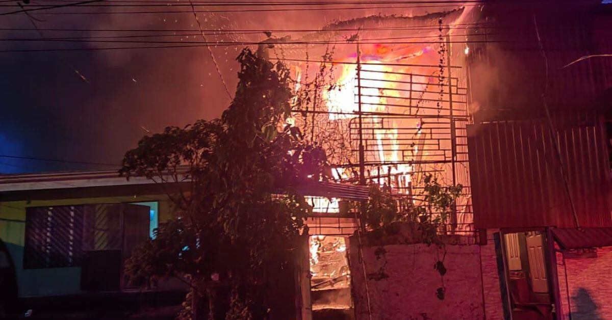 Autoridades de emergencia atienden, desde pasadas las 5 p. m., un incendio estructural en varias viviendas frente al comité de la Cruz Roja en Alajuelita. (Foto: cortesía Cruz Roja)