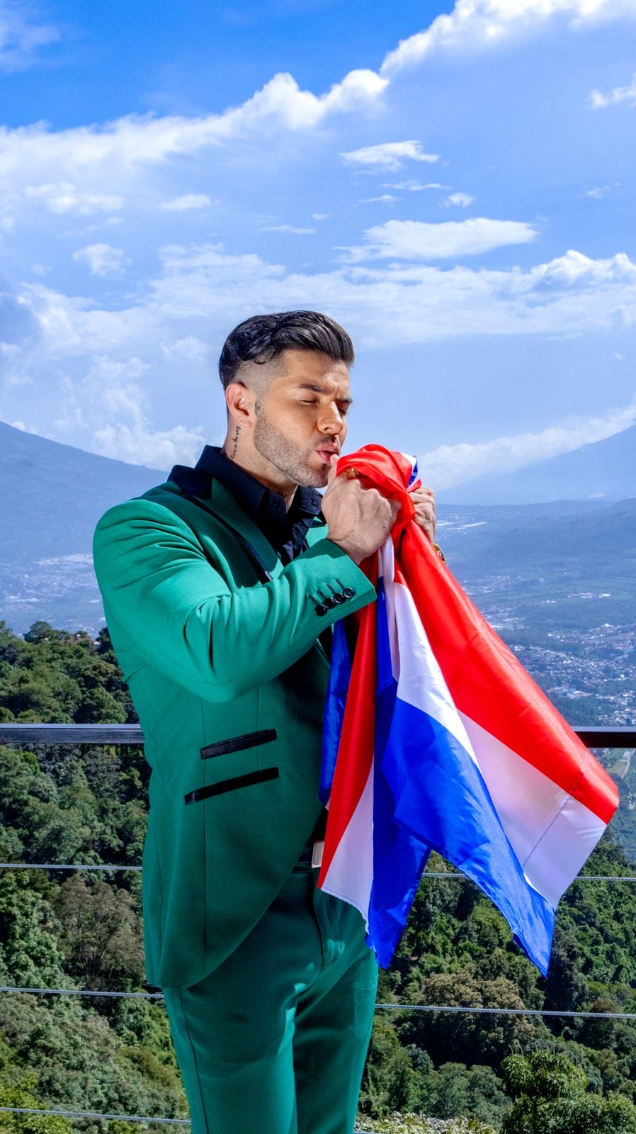 El modelo, entrenador personal y presentador de televisión, Richard Andrés Ortiz, quiere convertirse en el caballero más guapo del universo.