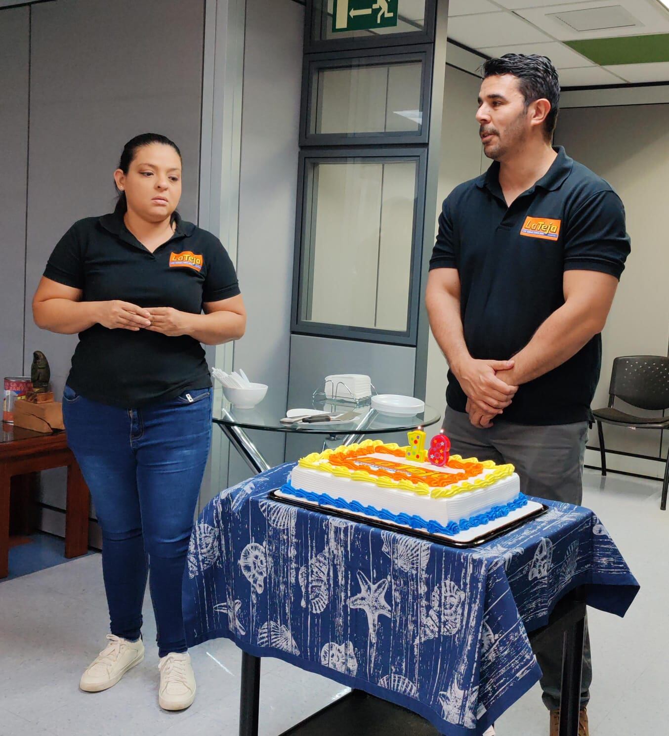 El director de La Teja, Felipe Arrieta, celebró el cumpleaños 18 con un queque sabrosísimo, con el compartieron todos los periodistas dentro de las que está Silvia Coto quien tiene 15 años en el periódico, es la que más años tiene en el medio.