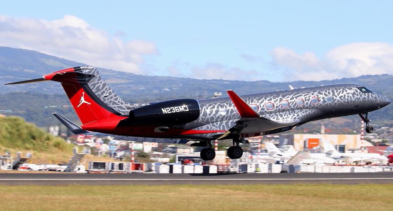 Avión privado de Michael Jordan aterrizando en el Juan Santamaría este 25 de febrero de 2025.