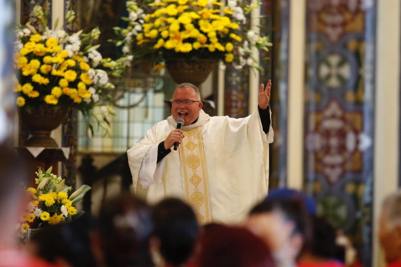 El padre Sergio Valverde de Obras del Espíritu Santo nos pareció perfecto para formar parte de esta novena que le hacemos a la Negrita, porque como él mismo dice: ““Confieso que estoy enamorado de la virgencita de los Ángeles”.