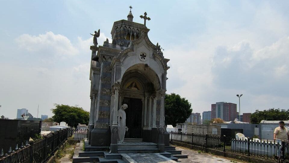 Caminata por San José lo lleva a conocer los secretos del Cementerio General.