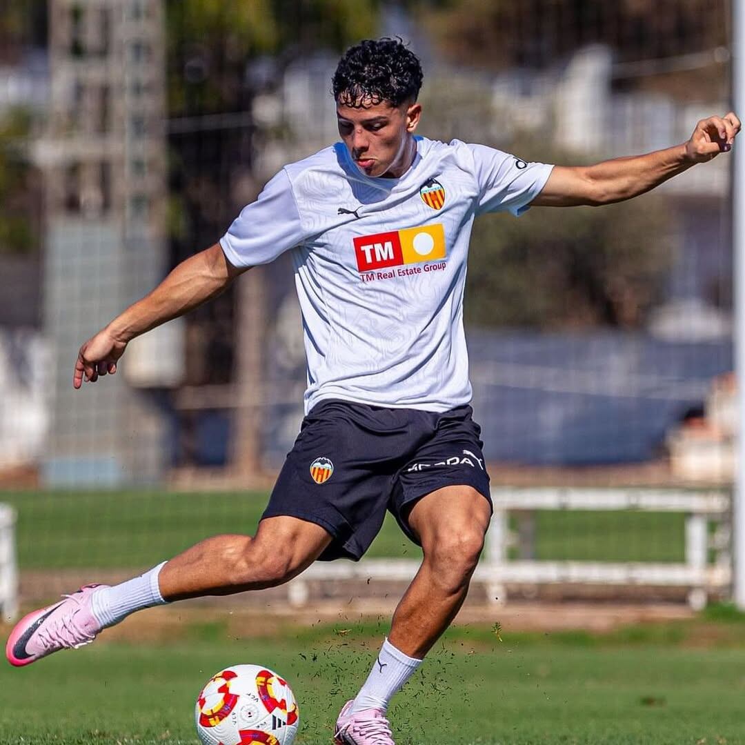 Warren Madrigal tiene una molestia en su rodilla y generó preocupación en el Valencia Mestalla. Instagram Warren Madrigal.