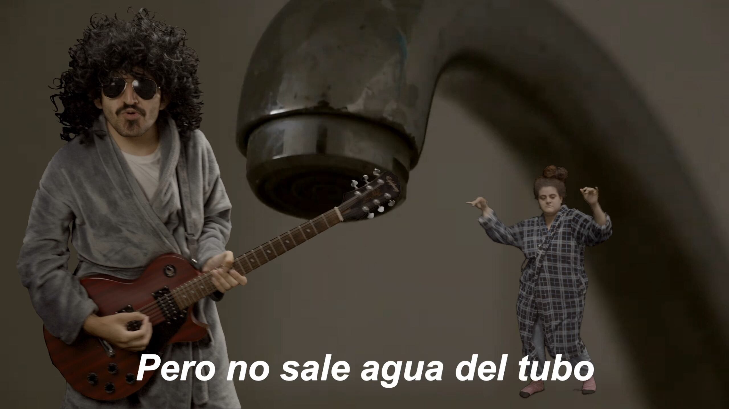 Un grupo de jóvenes, hartos de los racionamientos de agua hicieron una canción paseándose en el AyA.