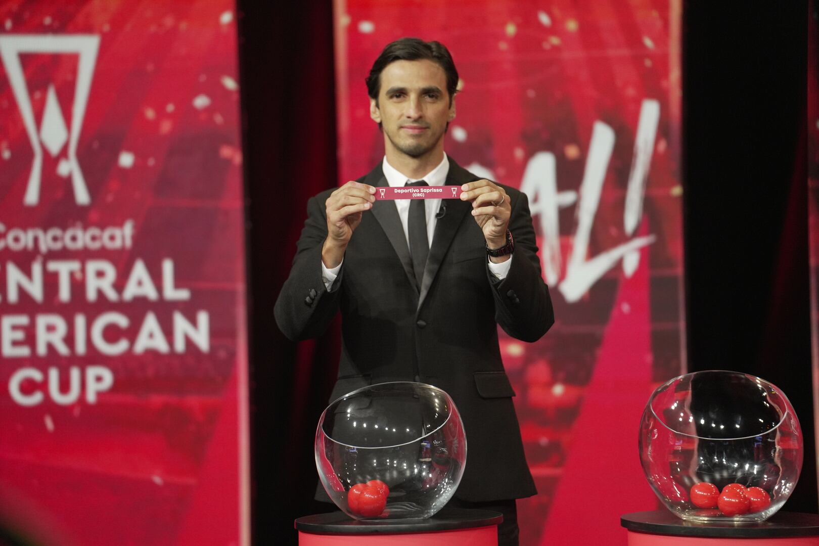 Bryan Ruiz fue uno de los futbolistas invitados para definir la suerte de los equipos en lo que fue el sorteo de la Copa Centroamericana de Concacaf.