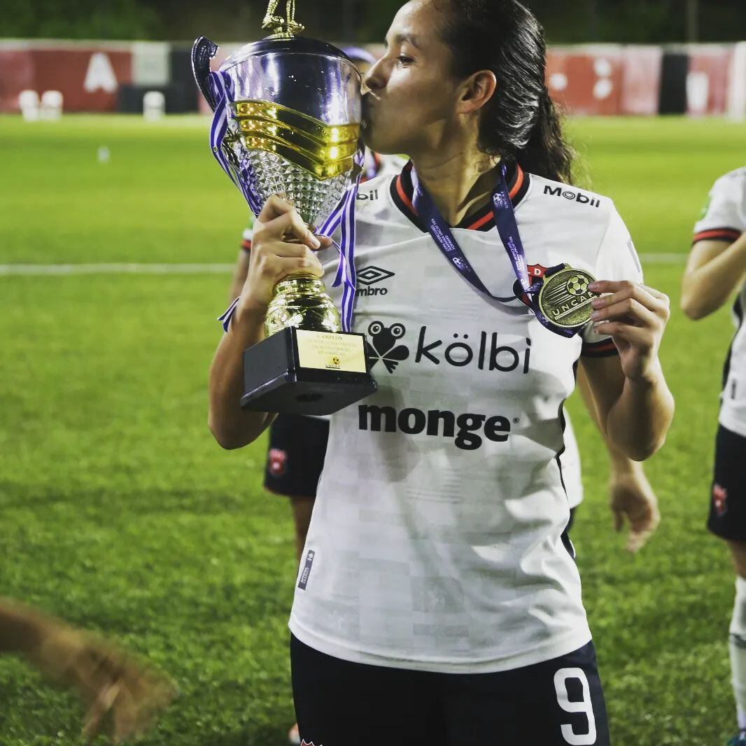 Esa motivación que le ha dado Wilmer dio con que Carolina Miranda ya conozca lo que es quedar campeona con las Leonas.