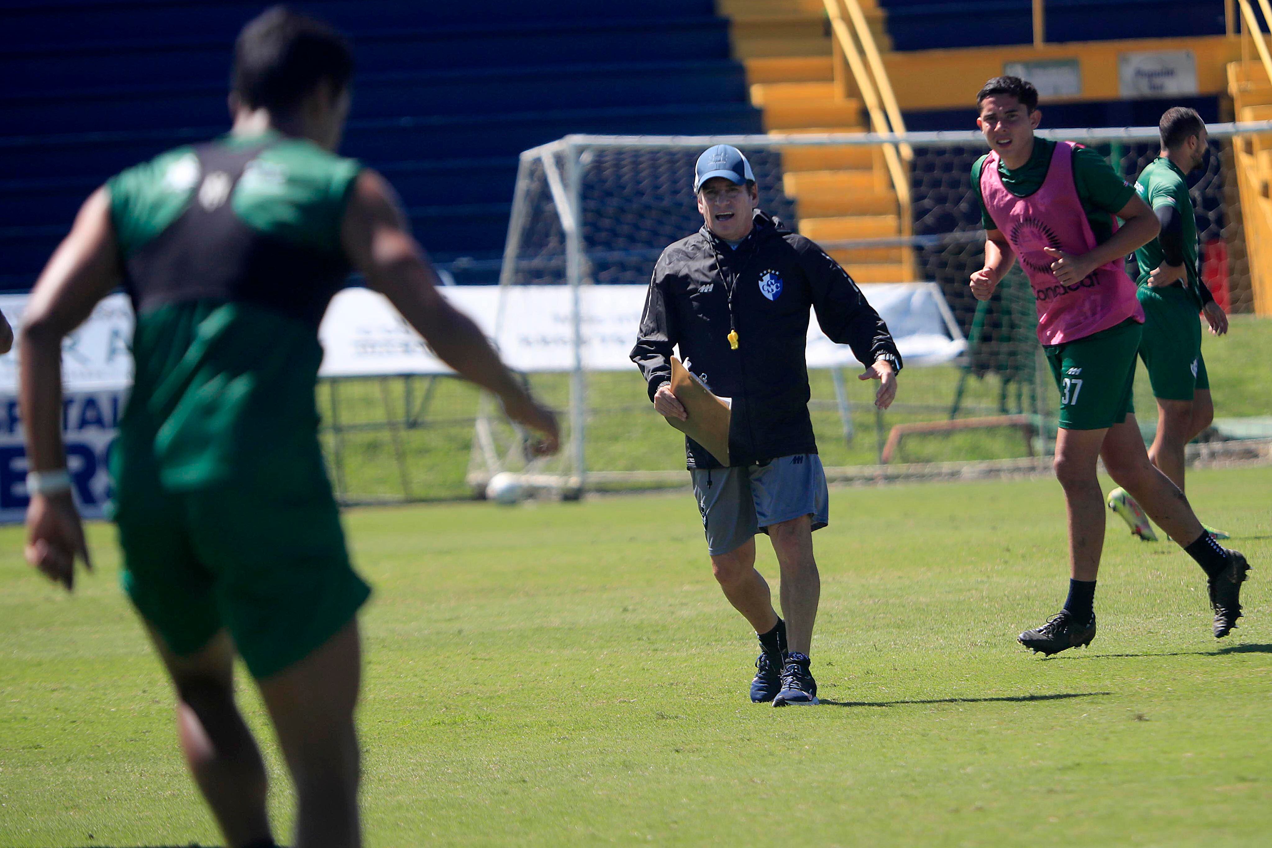 05/01/2024     Estadio Fello Meza, Cartago. El Club Sport Cartaginés entrenó este viernes por la mañana, bajo el mando el mexicano Mario García, y de los asistentes Fernando Palomeque, también mexicano, y Paolo Jiménez. Destacó, además la presencia del refuerzo, también mexicano, Diego González (número 17, medias rojas).