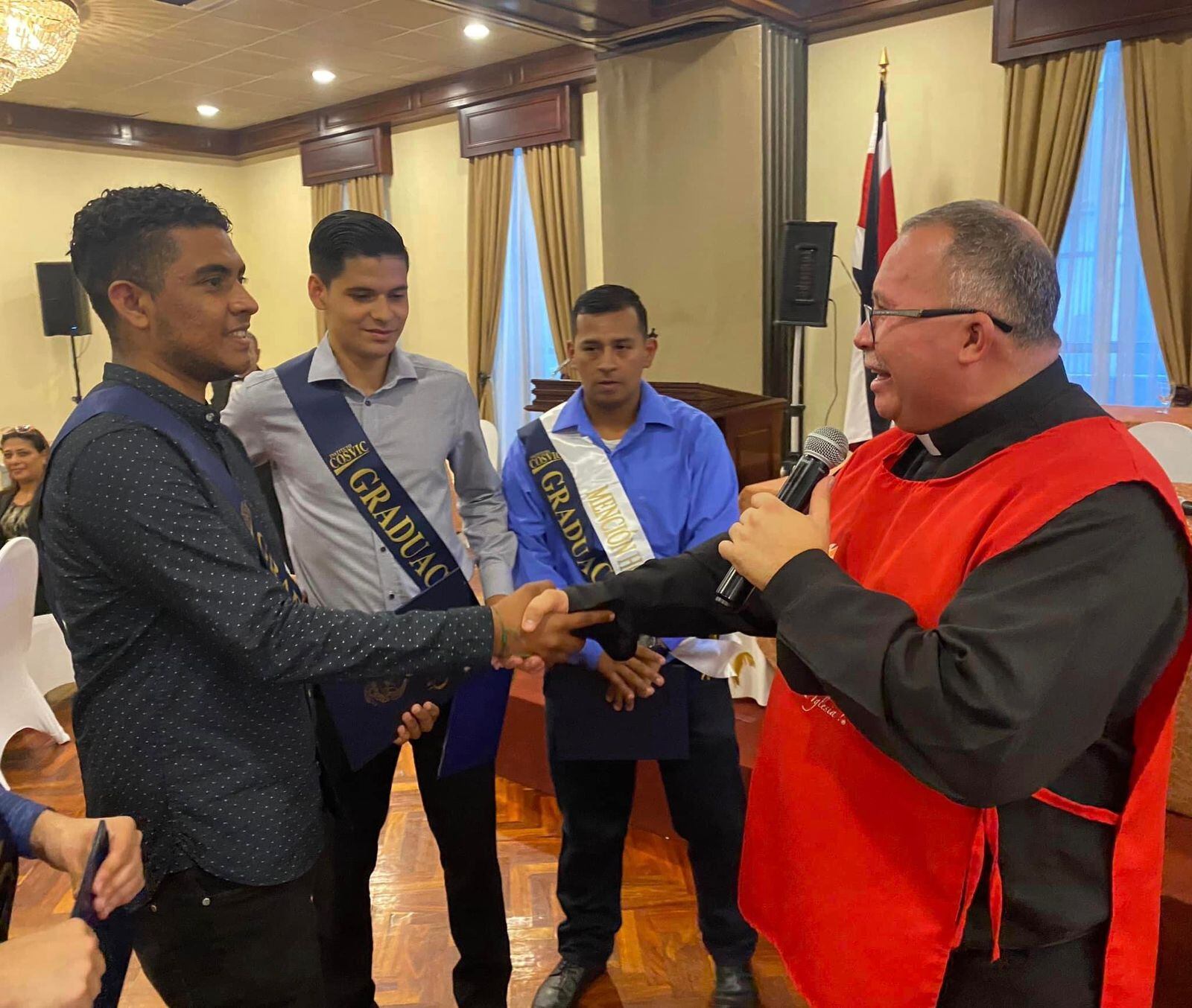 Octavio Zambrana Espinoza es un tico-nicaragüense que por estos días está celebrando el haber sacado un título académico sin olvidar que el camino para ese triunfo de vida comenzó cuando el padre Sergio Valverde de la Asociación Obras del Espíritu Santo les abrió las puertas