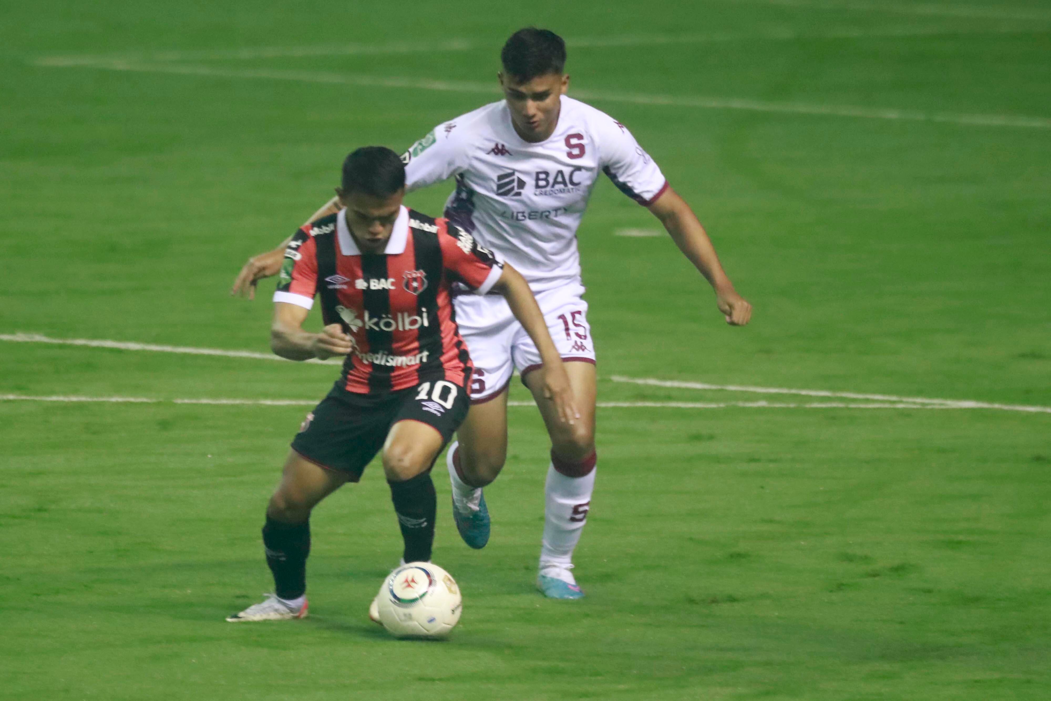 18/11/2023     Estadio Nacional, La Sabana. La Liga Deportiva Alajuelense y el Deportivo Saprissa se enfrentaron este sábado en una nueva edición del Clásico Nacional. Se dio en la final del Torneo de Copa, a estadio casi lleno, con la presencia de las dos aficiones más grandes del país.