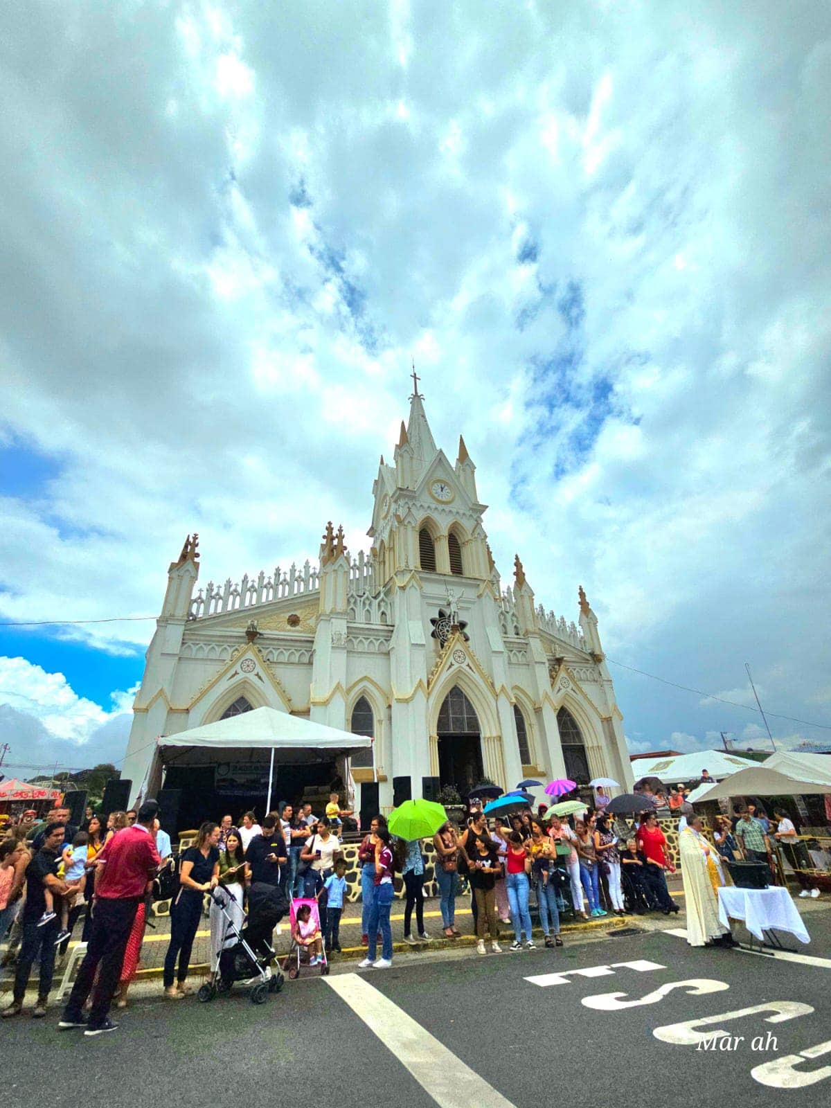 El sacerdote católico, Ronald Sáenz, quien fuera cura párroco de la parroquia de San Isidro Labrador de Heredia, renunció porque le hacen bullying.